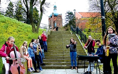 Na schodach tumskich – kadr z nagrania.