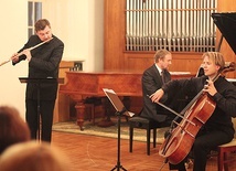 	Tegoroczny festiwal zamknęło trio: Andrzej Junkiewicz (fortepian), Marcin Zdunik (wiolonczela) i Łukasz Długosz (flet).