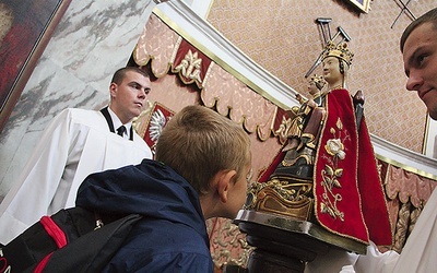 Pielgrzymka może być dobrą okazją do odkrycia aktualności modlitwy różańcowej w walce ze złem. Uczestnicy mogą ucałować cudowną figurkę Maryi z bardzkiego sanktuarium.