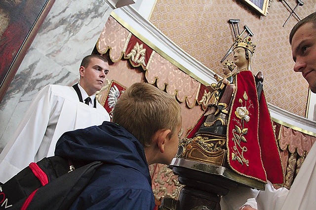 Pielgrzymka może być dobrą okazją do odkrycia aktualności modlitwy różańcowej w walce ze złem. Uczestnicy mogą ucałować cudowną figurkę Maryi z bardzkiego sanktuarium.