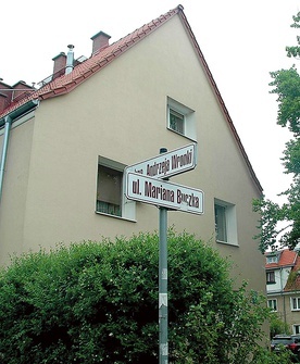 Marian Buczek, polski działacz komunistyczny, w okresie Polski Ludowej był symbolem eksponowanym przez władze. Jego imię nadano ulicom w wielu miastach.
