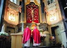 14 września wszystkie Msze św. w łowickiej bazylice sprawowane są przed cudownym krucyfiksem.