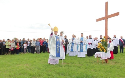 Plac pod budowę nowego kościoła poświęcił bp Andrzej Jeż.