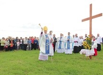 Plac pod budowę nowego kościoła poświęcił bp Andrzej Jeż.
