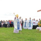 Plac pod budowę nowego kościoła poświęcił bp Andrzej Jeż.