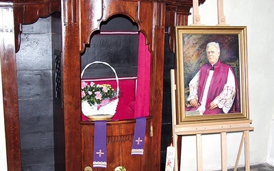 W kościele parafialnym już w dzień po śmierci postawiono portret ks. Marka przy jego konfesjonale i parafianie spontanicznie zaczęli przynosić tu kwiaty i znicze.