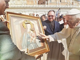 13 września korony poświęcił w Rzymie papież Franciszek.