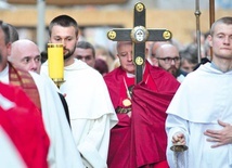 Istotnym elementem uroczystości jest procesja z relikwiami Krzyża Świętego po Starym Mieście.