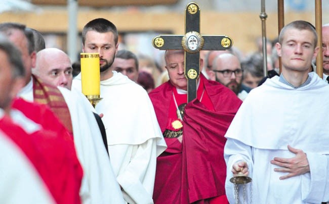 Istotnym elementem uroczystości jest procesja z relikwiami Krzyża Świętego po Starym Mieście.