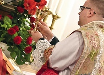 Ksiądz Julian Nastałek użył do sprawowania liturgii jubileuszowej nowych naczyń, poświęconych przez bp. Adama Bałabucha.