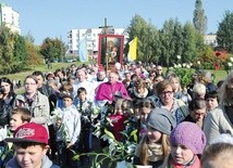 Procesja z obrazem MB Latyczowskiej do kościoła przy ul. Bursztynowej 4 października 2014 r.