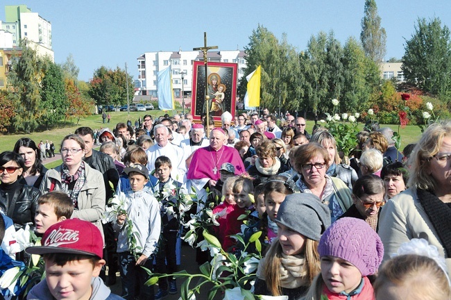 Procesja z obrazem MB Latyczowskiej do kościoła przy ul. Bursztynowej 4 października 2014 r.