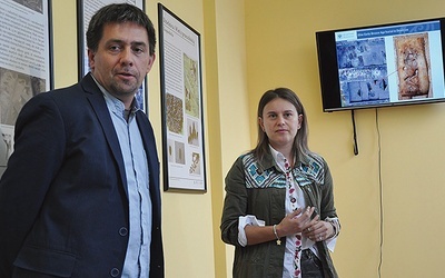Dr Mirosław Furmanek i Agata Hałaszko opowiadali o najnowszych znaleziskach w Dzielnicy.