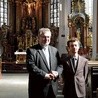 Ks. Waldemar Klinger oraz Grzegorz Krukowski  ze stowarzyszenia „Crux”.