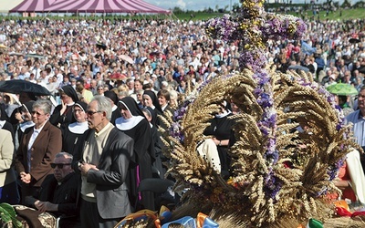 Diecezjalna pielgrzymka jest też okazją do podziękowania za plony ziemi.  Na placu przed sanktuarium pojawiły się więc żniwne wieńce.