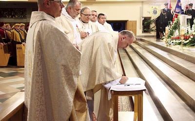 Podpisy złożyli także tarnobrzescy kapłani.