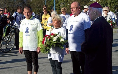 Przed startem złożono kwiaty na pl. Solidarności.