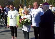 Przed startem złożono kwiaty na pl. Solidarności.