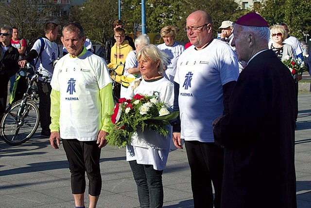 Przed startem złożono kwiaty na pl. Solidarności.