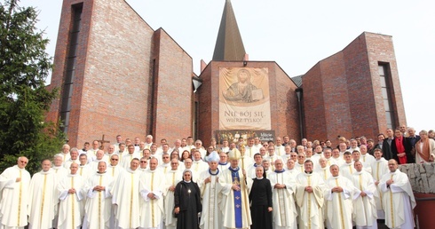 Bibliści przy ołtarzu