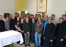 Pamiątkowa fotografia po Mszy św. sprawowanej w seminaryjnej kaplicy pw. św. Jana Pawła II