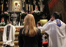 O. Marian Galas SP zawierza Matce Bożej społeczność Pijarskich Szkół Królowej Pokoju w Łowiczu