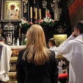 O. Marian Galas SP zawierza Matce Bożej społeczność Pijarskich Szkół Królowej Pokoju w Łowiczu