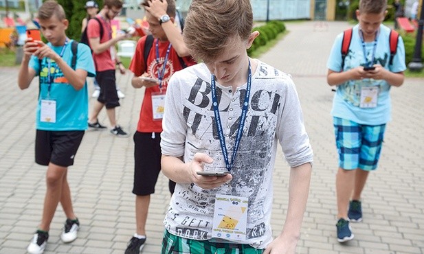 Dziś młodzi ludzie nie oglądają telewizji, nie słuchają radia ani nie czytają prasy. Świat poznają przez ekran swojego smartfona.