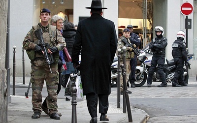 Na ulicach francuskich miast coraz rzadziej można spotkać Żydów w tradycyjnych strojach.