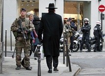 Na ulicach francuskich miast coraz rzadziej można spotkać Żydów w tradycyjnych strojach.