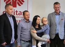 Jan Kutkowski (z lewej) z Zuzią i jej rodzicami. Z prawej Rafał Korcz