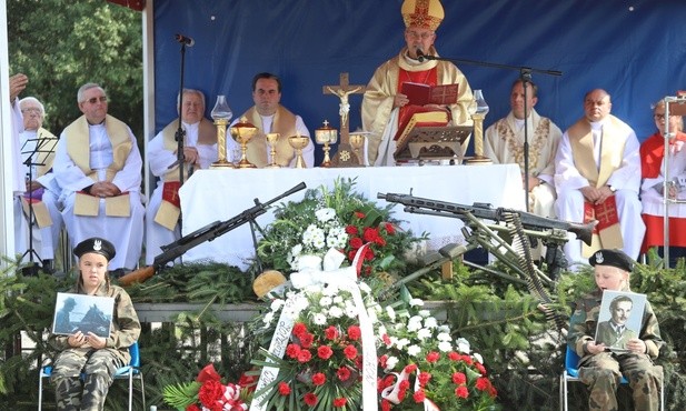 Mszy św. za dusze pomordowanych partyzantów przewodniczył bp Rudolf Pierskała z Opola.
