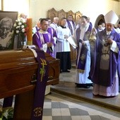 Ceremonię pogrzebową śp. ks. Marcelego Prawicy poprowadził bp Henryk Tomasik