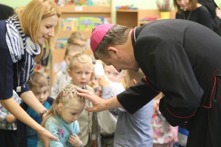 Bp Roman Pindel udzielił dziecom z parafialnego przedszkola także indywidualnego błogosławieństwa.