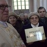 Przedstawiciele dekanatu Radoszyce odbierają różaniec i świecę na Jerycho Różańcowe