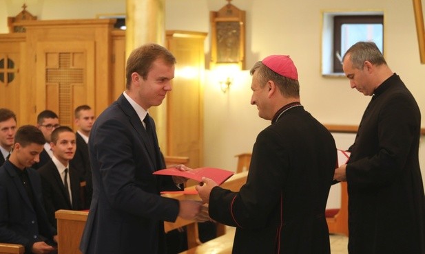 Bp Roman Pindel wręczył nowym klerykom suscepty.