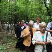 Uczestnicy spotkań KIK-u w czasie leśnej wędrówki łączą wypoczynek z modlitwą. Na zdjęciu: z doroczną wizytą u sióstr zmartwychwstanek w Mocarzewie