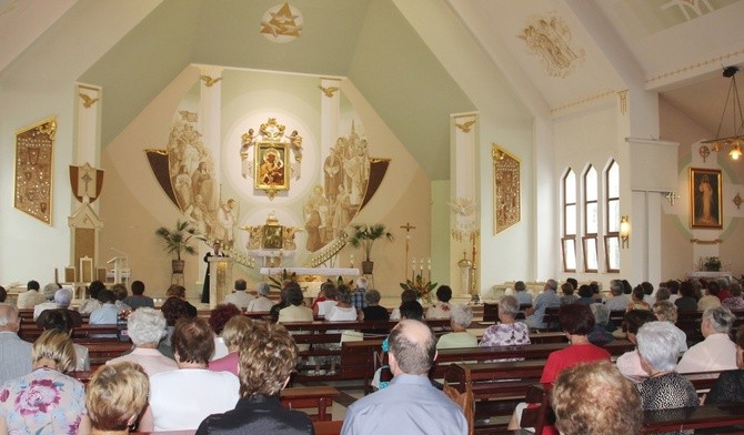 Parafialny kościół w Pogórzu jest często miejscem modlitwy grup goszczących w ośrodku rekolekcyjnym.