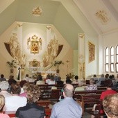 Parafialny kościół w Pogórzu jest często miejscem modlitwy grup goszczących w ośrodku rekolekcyjnym.