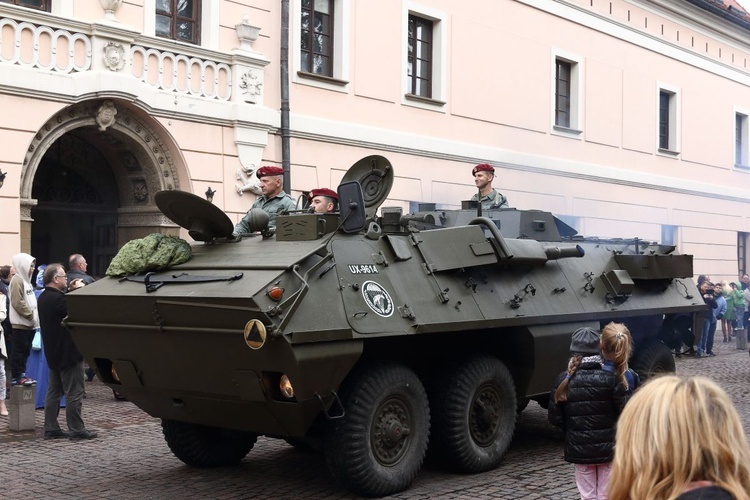 "Pola Chwały": Msza św. i parada wojskowa