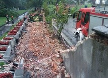 Runął mur na cmentarzu Rakowickim