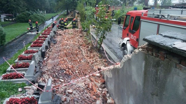 Runął mur na cmentarzu Rakowickim