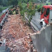 Runął mur na cmentarzu Rakowickim