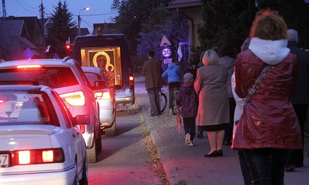 Wzdłuż trasy przejazdu samochodu - kaplicy mieszkańcy żegnali cudowną ikonę