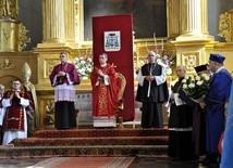 Sumie odpustowej przewodniczył bp Mirosław Milewski w asyście księży kanoników