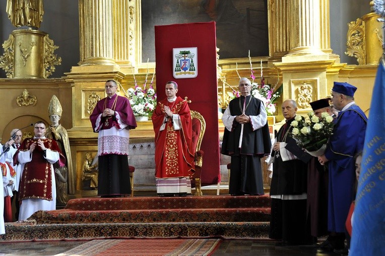 Sumie odpustowej przewodniczył bp Mirosław Milewski w asyście księży kanoników