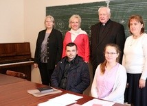 Ks. prał. Wojciech Szary, dyrektor Diecezjalnego Studium Organistowskiego, egzaminatorki i przyszli studenci