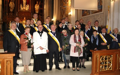 Rada Rycerzy Kolumba nr 16385 ze swoim kapelanem ks. Krzysztofem Ćwiekiem w radomskiej katedrze oraz ich goście