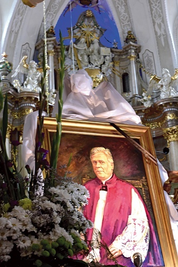 Portret ks. Marka wystawiono w czasie ceremonii wraz z księgą kondolencyjną. 