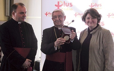 ▲	Abp Sławoj Leszek Głódź otrzymał pamiątkowy medal z okazji 25-lecia Radia Plus.